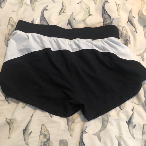Under Armour Heatgear shorts (Medium) - Picture 2 of 3